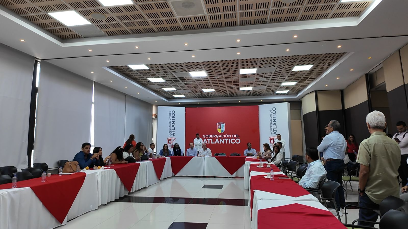 Gobernador Eduardo Verano instala mesa de diálogo en Uniatlántico y Ministerio de Educación plantea hoja de ruta para superar la crisis