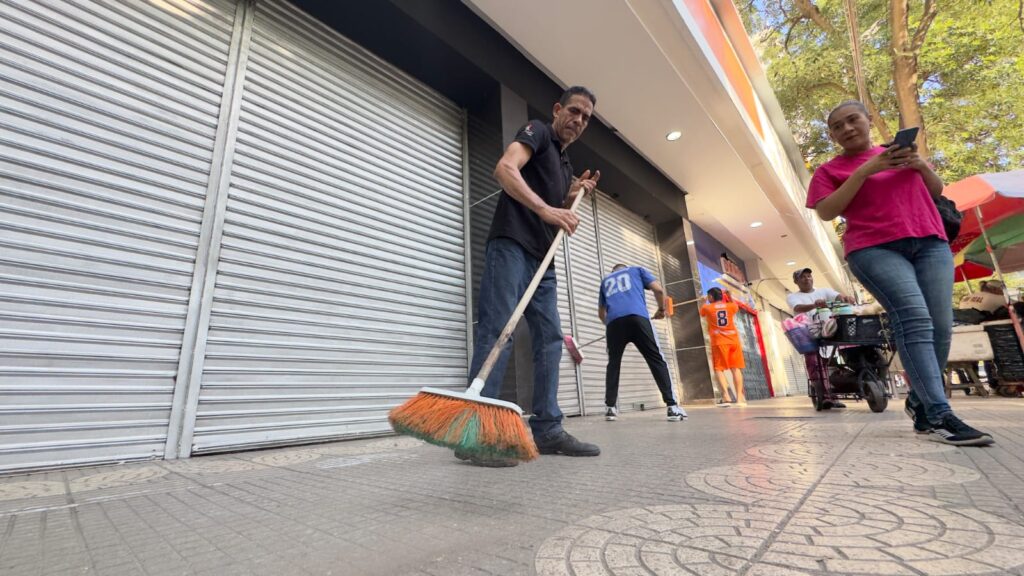 Barranquilla interviene 7.000 m² del Paseo Bolívar con jornada de lavado y recuperación