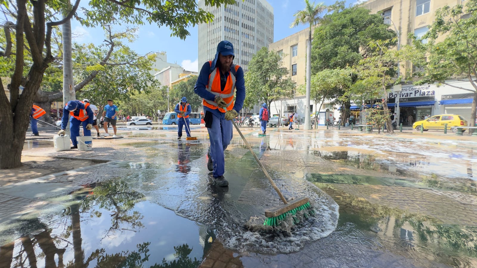 Barranquilla interviene 7.000 m² del Paseo Bolívar con jornada de lavado y recuperación