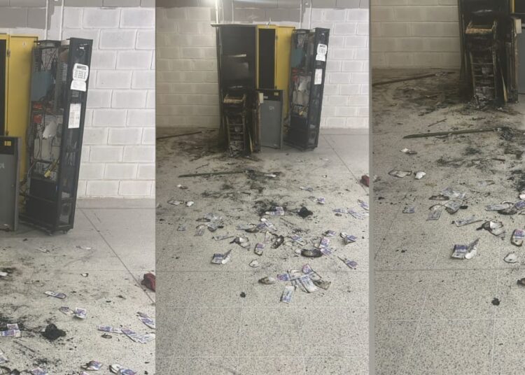 Delincuentes queman cajero automático durante intento de hurto en el Centro Comercial Plaza Malambo