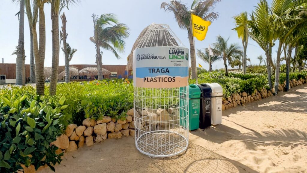 Instalan seis canecas tragaplásticos para reforzar la recolección en las playas de Puerto Mocho