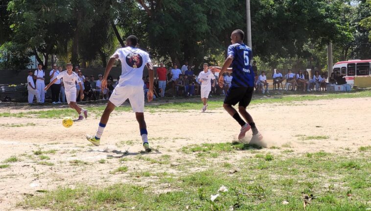 ‘Los Costeños’ y ‘Los Pepes’ jugaron un “partido por la paz” en el barrio Barlovento