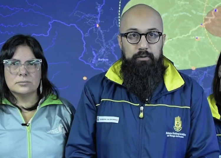 Ordenan evacuación en zona de alto riesgo por aumento de actividad del volcán Puracé