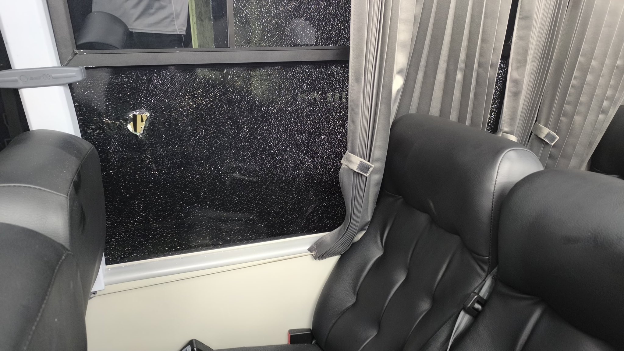 Bus del Junior fue apedreado camino al estadio Ditaires: asistente técnico resultó herido