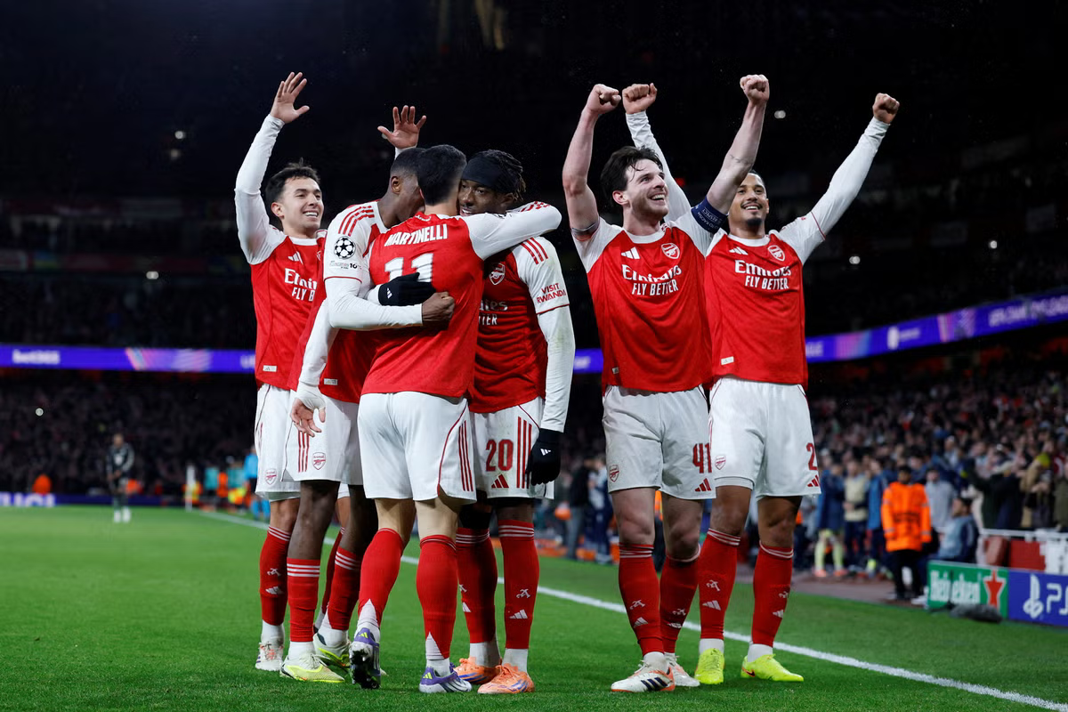 Arsenal golea al Bayern Munich y ocupa el primer puesto en la Champions League