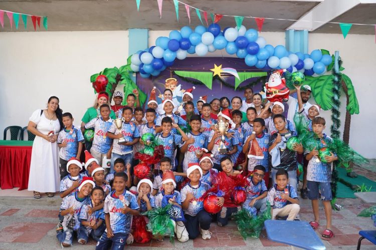 45 niños deportistas del barrio San Fernando jugarán con una energía más bacana esta Navidad