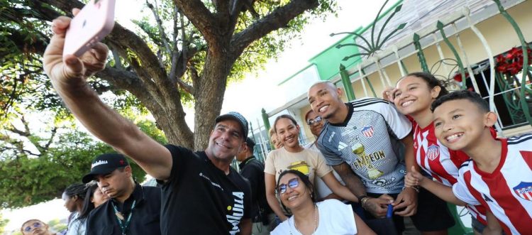 Alex Char entregó vías recuperadas en San Felipe y una nueva cancha en La Luz