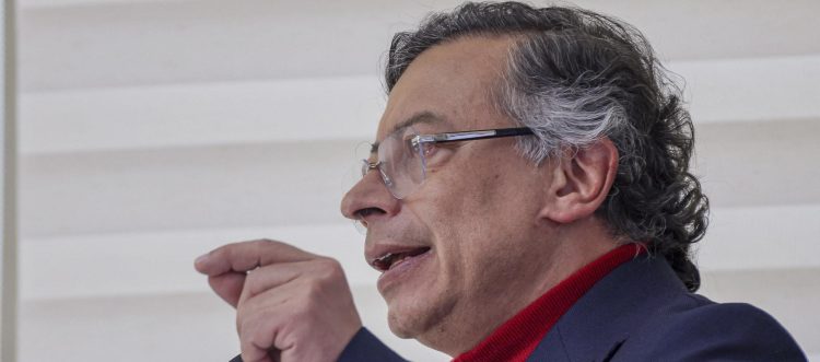 En medio de las críticas por la inscripción del comité promotor de una eventual Asamblea Nacional Constituyente, el Presidente Gustavo Petro aseguró que este proceso no se adelantará durante época electoral y que se tramitará bajo los tiempos institucionales establecidos. El mandatario explicó que, tras la inscripción del comité, comenzará la recolección de firmas, un proceso que se extenderá por tres meses, y que el 20 de julio la iniciativa será presentada ante el nuevo Congreso de la República, cuando ya exista un presidente electo. “No se hará en época electoral. Se discutirá en el nuevo Congreso cuando ya no hay elecciones y, de aprobarse allí y en la Corte Constitucional, esta no se modificará en la reforma constitucional que se haga”, manifestó el jefe de Estado. Petro precisó que, en caso de avanzar el trámite, la Corte Constitucional definiría la fecha de elección de los constituyentes, la cual no podría realizarse más de tres meses después de su aval. Según el Presidente, la propuesta de una constituyente busca destrabar reformas sociales que, a su juicio, han sido bloqueadas al actual Gobierno, así como avanzar en una reforma agraria más profunda, la adaptación y mitigación de la crisis climática, un nuevo ordenamiento territorial, la reforma a la justicia y al sistema político, el derecho a la paz, la seguridad y el papel de Colombia en el escenario internacional. Las declaraciones se dan en un contexto de amplio debate político y jurídico sobre los alcances, tiempos y viabilidad de una eventual convocatoria a una Asamblea Nacional Constituyente.