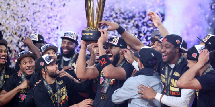 Los Knicks remontan para vencer a los Spurs y ganar la Copa NBA