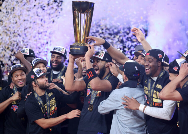 Los Knicks remontan para vencer a los Spurs y ganar la Copa NBA