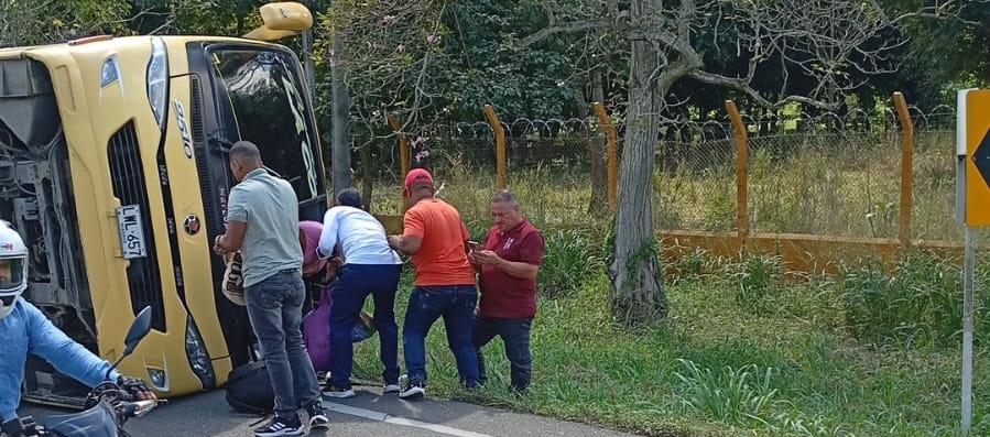 Bus intermunicipal se volcó en la Vía La Cordialidad y dejó varios lesionados