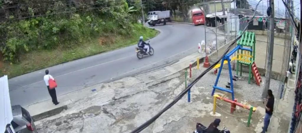 Bus con 25 pasajeros cayó a un abismo en Antioquia: 12 personas resultaron heridas