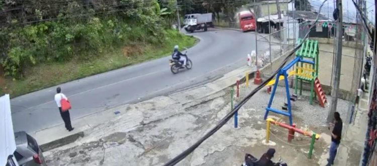 Bus con 25 pasajeros cayó a un abismo en Antioquia: 12 personas resultaron heridas