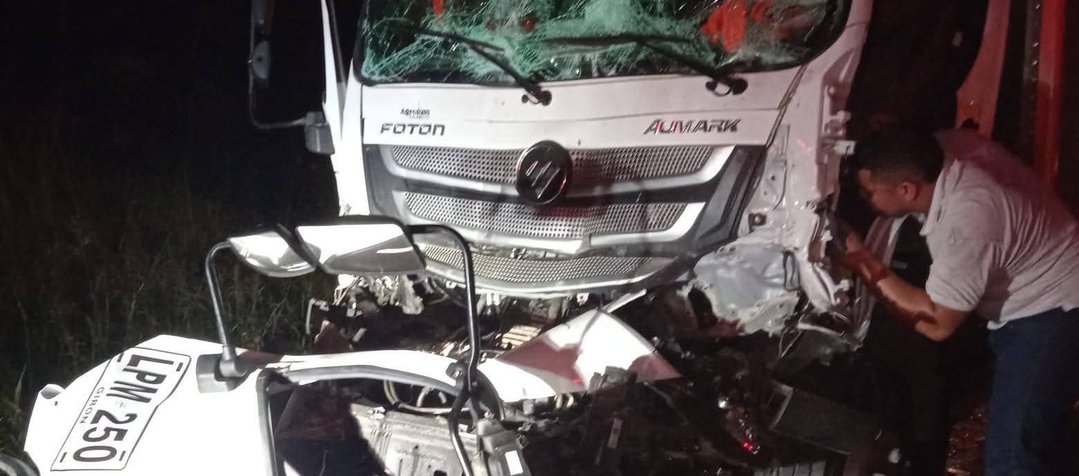Rescatan a conductor de furgón que quedó atrapado tras accidente en la vía Cordialidad