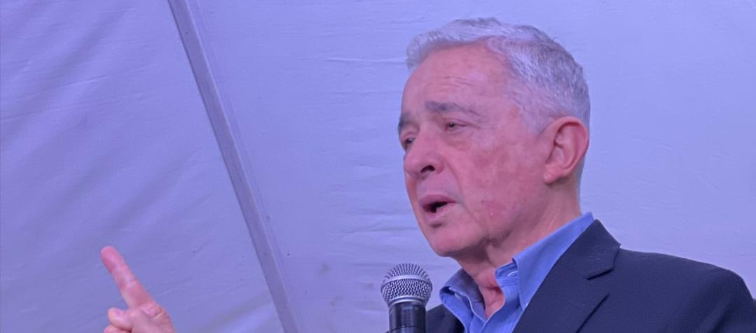 “No hay puestos”: Uribe advierte crisis laboral por aumento del salario mínimo en 2026