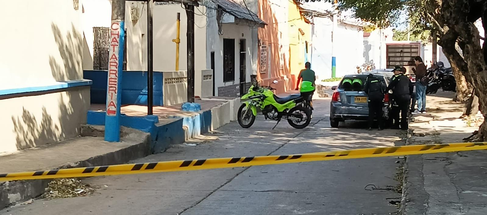 Ataque sicarial en Barrio Abajo: joven fue baleado mientras estaba sentado en un andén