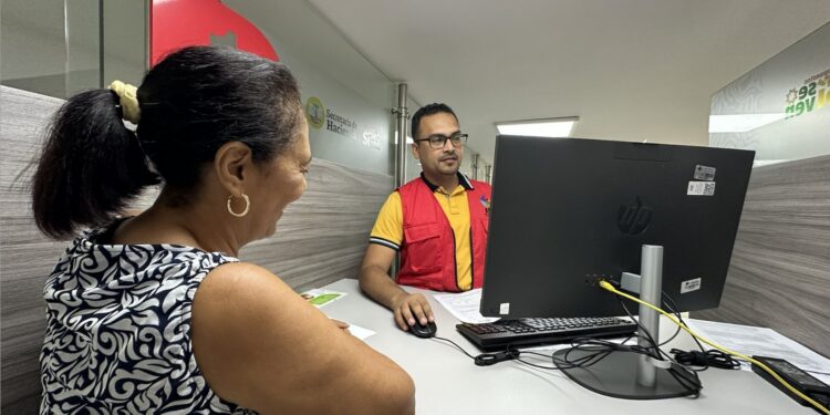 Mediante la Resolución Metropolitana No. 468-2025, el Área Metropolitana de Barranquilla – Catastro Cartagena ordenó la suspensión de términos en todos los trámites y actuaciones catastrales desde el 15 de diciembre de 2025 hasta el 13 de enero de 2026. Roberto Vélez, gerente del AMB Catastro Cartagena, explicó que esta medida es necesaria para adelantar actividades técnicas internas relacionadas con la unificación de las bases gráficas y alfanuméricas, el cargue de las resoluciones emitidas en el último mes y la liquidación de los avalúos catastrales. Añadió que la atención al público continuará de manera habitual en la oficina presencial en Manga, Callejón Olaya, y en el punto de atención de la Oficina de Impuestos de la Secretaría de Hacienda, ubicado en la Plaza del Joe, en la capital de Bolívar. ROBERTO AMB – CATASTRO CARTAGENA Cabe recalcar que las peticiones, quejas y reclamos se recibirán con la anotación de que los términos están suspendidos, y se dará trámite únicamente a las solicitudes que correspondan a órdenes judiciales.