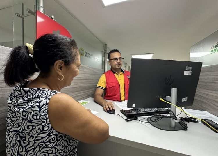 Mediante la Resolución Metropolitana No. 468-2025, el Área Metropolitana de Barranquilla – Catastro Cartagena ordenó la suspensión de términos en todos los trámites y actuaciones catastrales desde el 15 de diciembre de 2025 hasta el 13 de enero de 2026. Roberto Vélez, gerente del AMB Catastro Cartagena, explicó que esta medida es necesaria para adelantar actividades técnicas internas relacionadas con la unificación de las bases gráficas y alfanuméricas, el cargue de las resoluciones emitidas en el último mes y la liquidación de los avalúos catastrales. Añadió que la atención al público continuará de manera habitual en la oficina presencial en Manga, Callejón Olaya, y en el punto de atención de la Oficina de Impuestos de la Secretaría de Hacienda, ubicado en la Plaza del Joe, en la capital de Bolívar. ROBERTO AMB – CATASTRO CARTAGENA Cabe recalcar que las peticiones, quejas y reclamos se recibirán con la anotación de que los términos están suspendidos, y se dará trámite únicamente a las solicitudes que correspondan a órdenes judiciales.