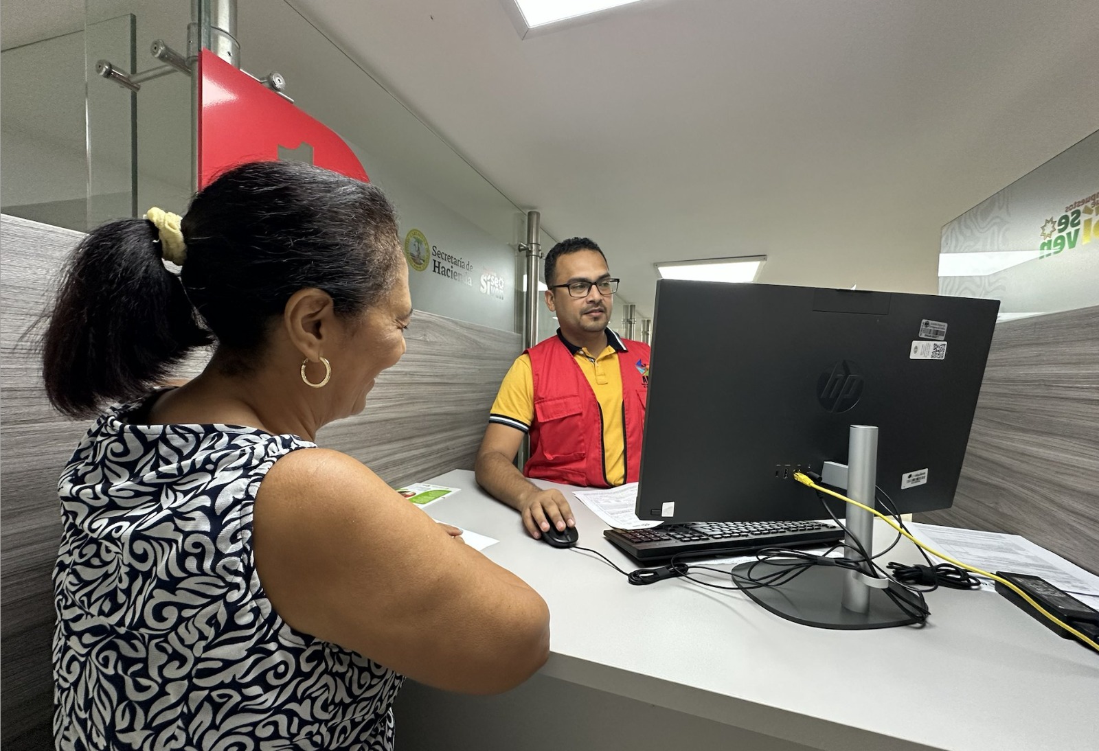 Mediante la Resolución Metropolitana No. 468-2025, el Área Metropolitana de Barranquilla – Catastro Cartagena ordenó la suspensión de términos en todos los trámites y actuaciones catastrales desde el 15 de diciembre de 2025 hasta el 13 de enero de 2026. Roberto Vélez, gerente del AMB Catastro Cartagena, explicó que esta medida es necesaria para adelantar actividades técnicas internas relacionadas con la unificación de las bases gráficas y alfanuméricas, el cargue de las resoluciones emitidas en el último mes y la liquidación de los avalúos catastrales. Añadió que la atención al público continuará de manera habitual en la oficina presencial en Manga, Callejón Olaya, y en el punto de atención de la Oficina de Impuestos de la Secretaría de Hacienda, ubicado en la Plaza del Joe, en la capital de Bolívar. ROBERTO AMB – CATASTRO CARTAGENA Cabe recalcar que las peticiones, quejas y reclamos se recibirán con la anotación de que los términos están suspendidos, y se dará trámite únicamente a las solicitudes que correspondan a órdenes judiciales.