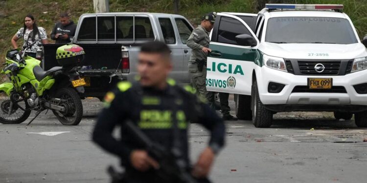 Dos policías murieron en ataque con explosivos en Cali durante atención de una emergencia