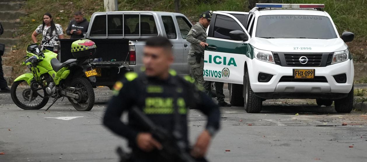 Dos policías murieron en ataque con explosivos en Cali durante atención de una emergencia