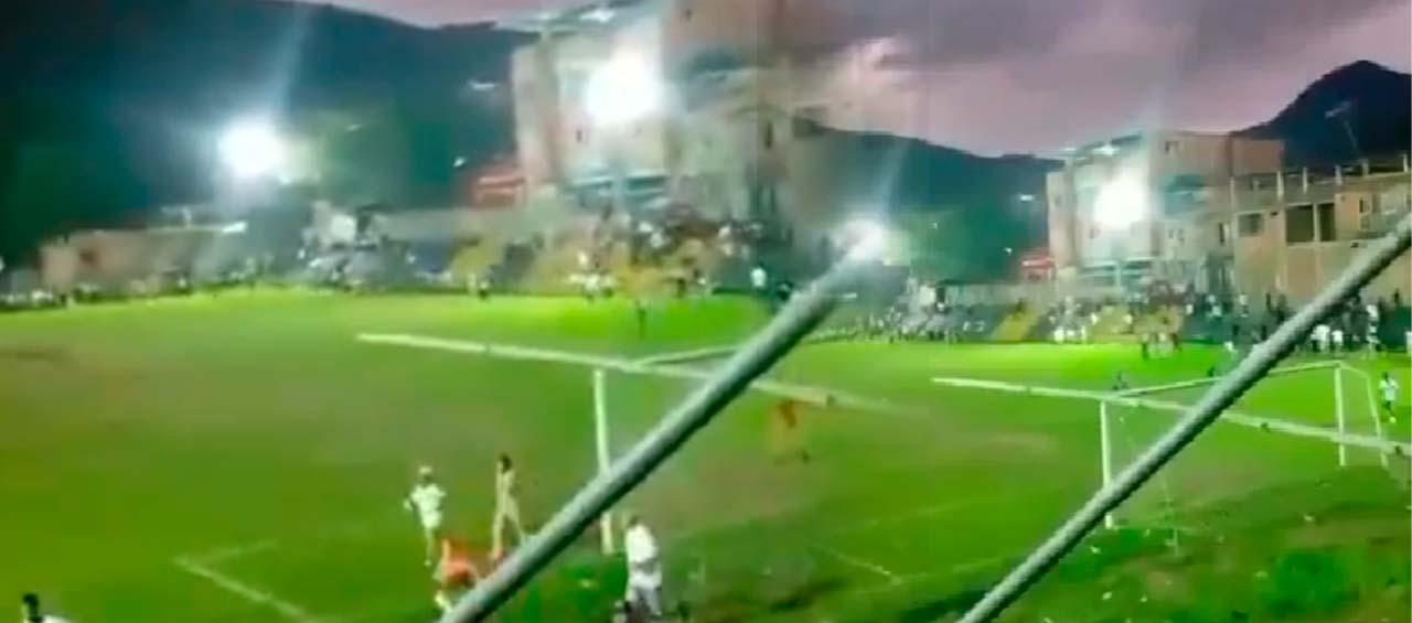 Pánico en cancha de fútbol en Suárez, Cauca, tras hostigamiento armado a estación de Policía