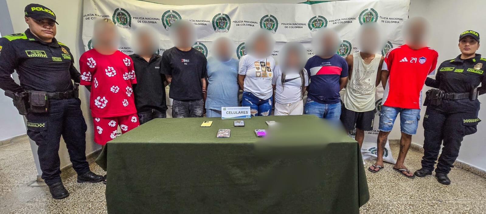 Un duro golpe contra la estructura criminal ‘Los Costeños M’ asestaron la Policía Metropolitana de Barranquilla y la Fiscalía General de la Nación, tras la captura de nueve presuntos integrantes del grupo delincuencial y la notificación de otros tres que ya se encontraban recluidos en centros carcelarios. Las acciones se desarrollaron mediante 10 diligencias de allanamiento en los barrios Rebolo, San Roque y Las Gardenias, como parte de una investigación por los delitos de homicidio, concierto para delinquir agravado, tráfico de estupefacientes y extorsión. El comandante de la Policía Metropolitana de Barranquilla, coronel Miguel Andrés Camelo Sánchez, informó que los capturados eran requeridos por orden judicial, mientras que los tres notificados ya permanecían privados de la libertad por otros procesos penales. De acuerdo con las autoridades, los investigados actuaban como sicarios al servicio de ‘Los Costeños M’ y estarían vinculados con seis homicidios cometidos en los barrios Rebolo, Juan Mina y Las Gardenias. Uno de estos crímenes se registró en 2023 y los otros cinco en 2025, en medio de confrontaciones con otra organización criminal por el control de las rentas ilegales. Durante los operativos, la Policía logró la incautación de cinco teléfonos celulares, que serán clave dentro del proceso investigativo para establecer responsabilidades y conexiones dentro de la estructura. Las autoridades también revelaron que los capturados acumulan 68 anotaciones judiciales por delitos como homicidio, hurto calificado, tráfico de estupefacientes, porte ilegal de armas de fuego, concierto para delinquir agravado, extorsión, violencia intrafamiliar y fuga de presos. La Policía Metropolitana reiteró que estos resultados hacen parte de las estrategias contra el crimen organizado que buscan reducir los homicidios y afectar las finanzas de las estructuras delincuenciales que operan en Barranquilla y su área metropolitana.