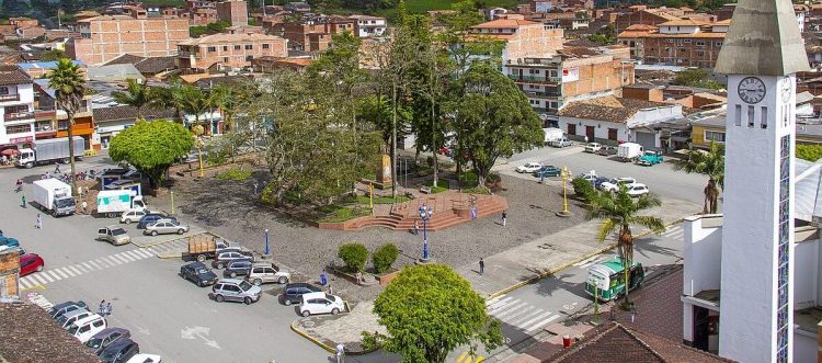 Las autoridades de Antioquia adelantan investigaciones para esclarecer la muerte de Ana Carolina Torres Herrera, una ciudadana mexicana de 26 años, quien fue hallada sin vida el pasado 24 de diciembre en un apartamento de renta corta ubicado en el barrio Centro del municipio de El Carmen de Viboral, en el oriente del departamento. De acuerdo con la información oficial, la joven se encontraba celebrando un aniversario con su pareja, Juan Eduardo de la Cabada Avilés, de 36 años, quien relató que en determinado momento encontró a Ana Carolina con dificultades para respirar. Según su versión, intentó prestarle primeros auxilios y posteriormente dio aviso a la Policía, al no lograr reanimarla. Las autoridades señalaron que, de manera preliminar, el fallecimiento estaría asociado a un paro cardiorrespiratorio, aunque el caso continúa en proceso de verificación para determinar con certeza las causas de la muerte. Durante la inspección del lugar, se encontraron sustancias estupefacientes en la habitación; sin embargo, en la inspección técnica al cadáver no se evidenciaron signos de violencia, lo que descartaría, por ahora, la intervención de terceros. Las autoridades recordaron que en lo corrido de 2025 más de 24 extranjeros han fallecido en el Valle de Aburrá, por diferentes causas, motivo por el cual se mantienen activas las investigaciones para establecer patrones y prevenir nuevos casos. El caso de Ana Carolina Torres Herrera permanece bajo análisis de los organismos judiciales competentes.