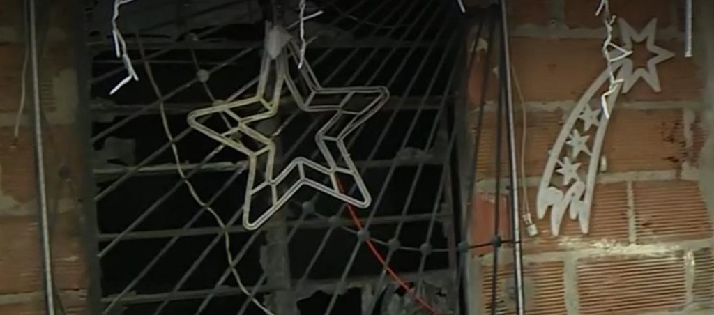 Tres niños permanecen en UCI tras incendio causado por un volador que cayó en su vivienda en Medellín