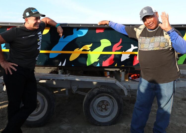 Alcalde Alejandro Char entrega nuevas lanchas a pescadores de Puerto Mocho