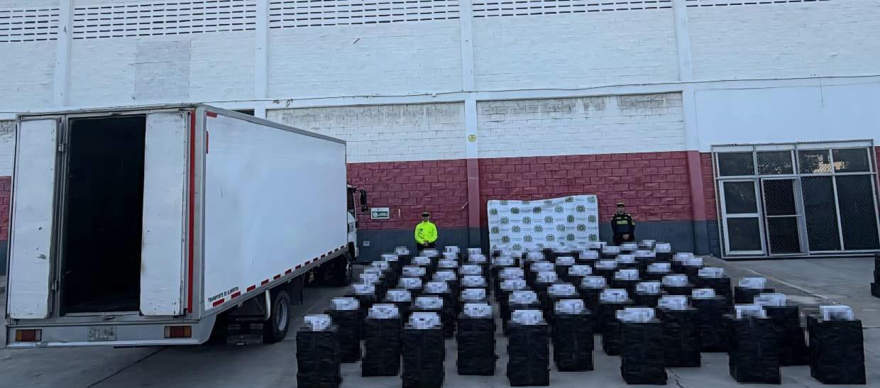 Policía aprehende 64.500 cajetillas de cigarrillos ocultas en un furgón en Barranquilla