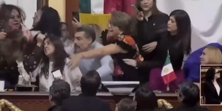 legisladoras protagonizan pelea en debate en vivo