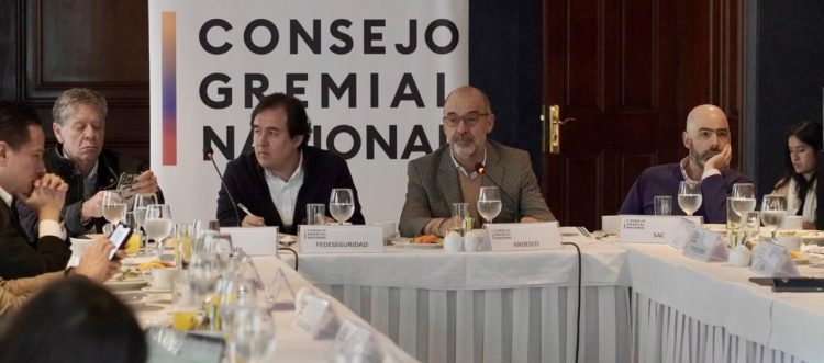 “Decisiones populistas ponen en riesgo la estabilidad laboral y fiscal”: Consejo Gremial critica aumento del salario mínimo