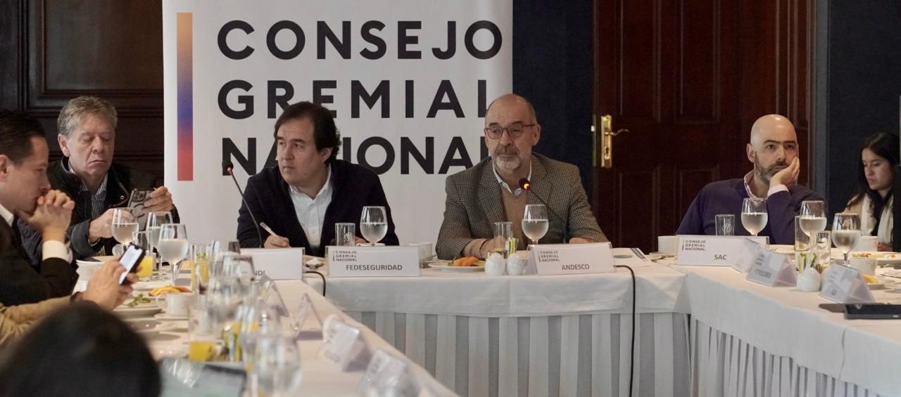 “Decisiones populistas ponen en riesgo la estabilidad laboral y fiscal”: Consejo Gremial critica aumento del salario mínimo