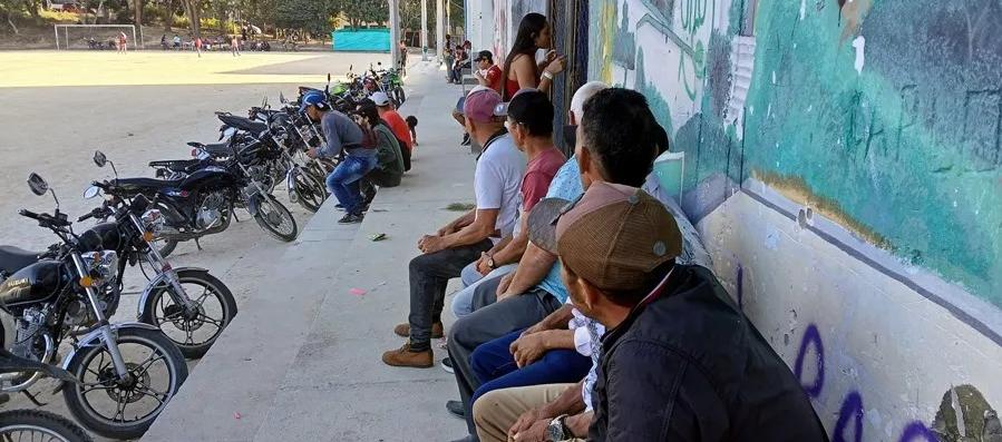 Choques entre el ELN y disidencias de las FARC en el Catatumbo dejan 250 campesinos desplazados