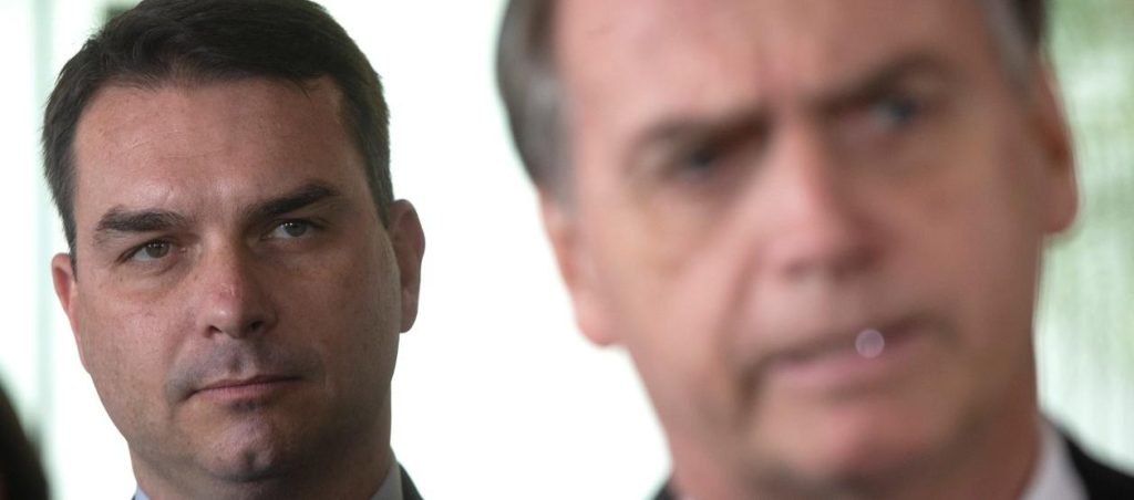 El expresidente brasileño Jair Bolsonaro, quien cumple una condena de 27 años de prisión por intento de golpe de Estado, reafirmó a su hijo mayor, el senador Flávio Bolsonaro, como precandidato presidencial para las elecciones de 2026 en Brasil. La decisión fue anunciada a través de una carta manuscrita, titulada “Carta a los brasileños”, escrita por Bolsonaro durante su reclusión. En el documento, el exmandatario señaló que su determinación responde a lo que considera un “escenario de injusticia” y a su compromiso de evitar que, según él, “la voluntad popular sea silenciada”. “Tomo la decisión de nombrar a Flávio Bolsonaro como precandidato a la Presidencia de la República en 2026”, expresó el líder ultraderechista en la misiva. La carta fue leída públicamente por el propio Flávio Bolsonaro a las afueras de un hospital privado en Brasilia, donde su padre será sometido este jueves a una cirugía por una hernia inguinal bilateral, coincidiendo con la celebración de Navidad. Bolsonaro, capitán retirado del Ejército, sostuvo que su hijo representa la continuidad del proyecto político que, a su juicio, condujo al país por el “camino hacia la prosperidad” durante su mandato entre 2019 y 2022. Con el anuncio, buscó despejar las dudas sobre quién encabezará su legado político de cara a los comicios de octubre de 2026. El senador Flávio ya había adelantado el pasado 5 de diciembre que su padre lo había designado como su heredero político. No obstante, posteriormente dejó entrever que podría retirar su candidatura si se daba una eventual amnistía que permitiera a Jair Bolsonaro recuperar su libertad y volver a aspirar a la Presidencia, escenario que hoy se considera poco probable. En la carta, el exmandatario aseguró que la designación de su hijo es una decisión “consciente, legítima” y orientada a preservar la representación de quienes confiaron en su liderazgo político. “Brasil necesita retomar la responsabilidad de ser conducido con justicia, firmeza y lealtad a los anhelos del pueblo”, manifestó Bolsonaro, quien fue condenado el pasado 11 de septiembre por la Corte Suprema, acusado de liderar una trama golpista tras perder las elecciones de 2022 frente al actual presidente Luiz Inácio Lula da Silva. Lula ya confirmó su aspiración a la reelección, y las encuestas más recientes lo sitúan como favorito en la carrera presidencial, con una ventaja de hasta dos dígitos frente a posibles contendores de la derecha, incluido Flávio Bolsonaro.