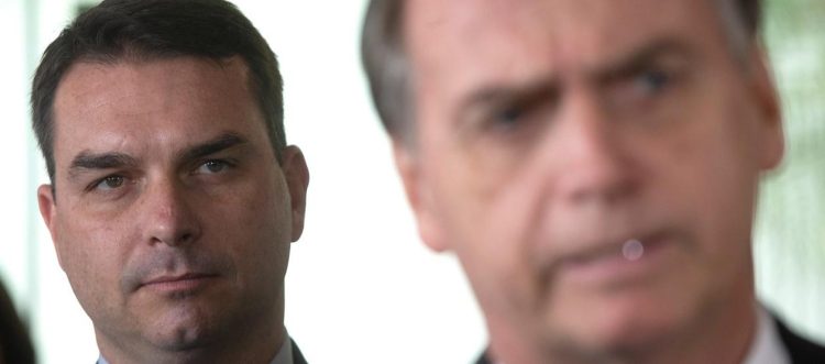El expresidente brasileño Jair Bolsonaro, quien cumple una condena de 27 años de prisión por intento de golpe de Estado, reafirmó a su hijo mayor, el senador Flávio Bolsonaro, como precandidato presidencial para las elecciones de 2026 en Brasil. La decisión fue anunciada a través de una carta manuscrita, titulada “Carta a los brasileños”, escrita por Bolsonaro durante su reclusión. En el documento, el exmandatario señaló que su determinación responde a lo que considera un “escenario de injusticia” y a su compromiso de evitar que, según él, “la voluntad popular sea silenciada”. “Tomo la decisión de nombrar a Flávio Bolsonaro como precandidato a la Presidencia de la República en 2026”, expresó el líder ultraderechista en la misiva. La carta fue leída públicamente por el propio Flávio Bolsonaro a las afueras de un hospital privado en Brasilia, donde su padre será sometido este jueves a una cirugía por una hernia inguinal bilateral, coincidiendo con la celebración de Navidad. Bolsonaro, capitán retirado del Ejército, sostuvo que su hijo representa la continuidad del proyecto político que, a su juicio, condujo al país por el “camino hacia la prosperidad” durante su mandato entre 2019 y 2022. Con el anuncio, buscó despejar las dudas sobre quién encabezará su legado político de cara a los comicios de octubre de 2026. El senador Flávio ya había adelantado el pasado 5 de diciembre que su padre lo había designado como su heredero político. No obstante, posteriormente dejó entrever que podría retirar su candidatura si se daba una eventual amnistía que permitiera a Jair Bolsonaro recuperar su libertad y volver a aspirar a la Presidencia, escenario que hoy se considera poco probable. En la carta, el exmandatario aseguró que la designación de su hijo es una decisión “consciente, legítima” y orientada a preservar la representación de quienes confiaron en su liderazgo político. “Brasil necesita retomar la responsabilidad de ser conducido con justicia, firmeza y lealtad a los anhelos del pueblo”, manifestó Bolsonaro, quien fue condenado el pasado 11 de septiembre por la Corte Suprema, acusado de liderar una trama golpista tras perder las elecciones de 2022 frente al actual presidente Luiz Inácio Lula da Silva. Lula ya confirmó su aspiración a la reelección, y las encuestas más recientes lo sitúan como favorito en la carrera presidencial, con una ventaja de hasta dos dígitos frente a posibles contendores de la derecha, incluido Flávio Bolsonaro.
