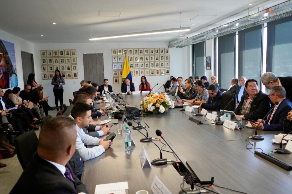 Gobierno y gremios inician mesa de concertación para definir el salario mínimo de 2026