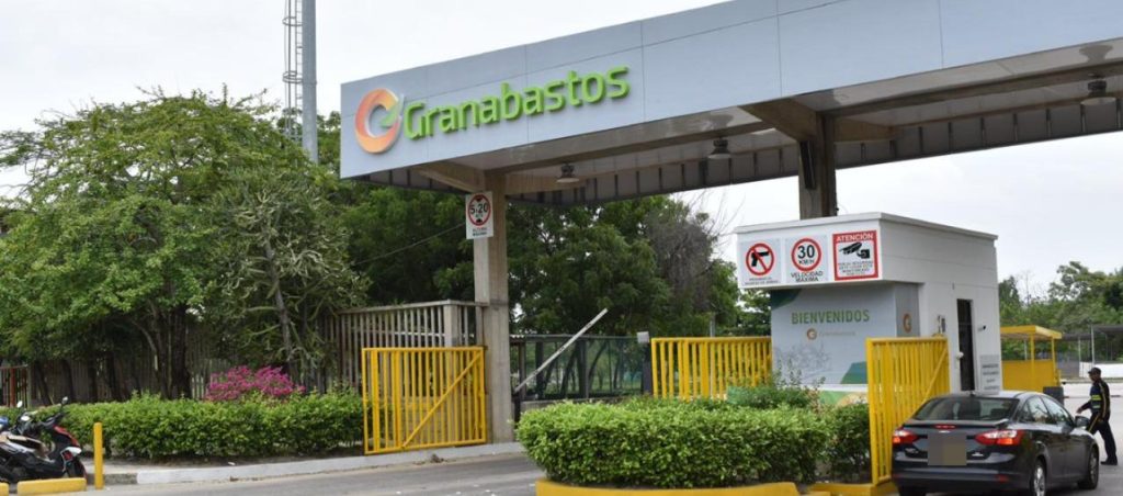 n el cierre del año, Granabastos reportó un adecuado flujo de ingreso de alimentos, garantizando el abastecimiento para comerciantes, tenderos y hogares del Caribe colombiano. Solo en la jornada del viernes ingresaron 480 toneladas de productos agroalimentarios, en medio del aumento de la demanda propio de la temporada de fin de año. De acuerdo con el balance entregado, los productos con mayor volumen de ingreso fueron la papa, con 245 toneladas provenientes de Boyacá, Cundinamarca y Pasto; el arroz, con 220 toneladas, originario de los Santanderes y Perú; y los productos de origen animal, que alcanzaron 78 toneladas. La central mayorista también informó una entrada constante de productos actualmente en cosecha, entre ellos papa única, tomate de cocina, berenjena regional, cilantro y zanahoria, lo que permite mantener la estabilidad en la oferta y atender la demanda del comercio minorista y los consumidores finales. En cuanto a frutas, Granabastos destacó la amplia disponibilidad de productos tradicionales de temporada, especialmente la uva, con oferta suficiente en diferentes presentaciones y comercialización por kilogramo, facilitando su acceso tanto para el comercio como para el consumo familiar. Como parte de las actividades especiales de cierre de año, la entidad anunció que el martes 30 de diciembre se habilitará un espacio especial para el público, donde se ofrecerán mercaditos económicos, anchetas y otros productos, con opciones desde $25.000, pensadas para apoyar el bolsillo de las familias en esta temporada.