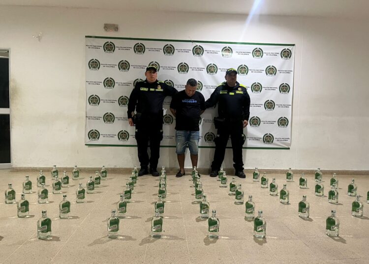 Incautan 60 botellas de licor adulterado en Sabanagrande y capturan a un hombre