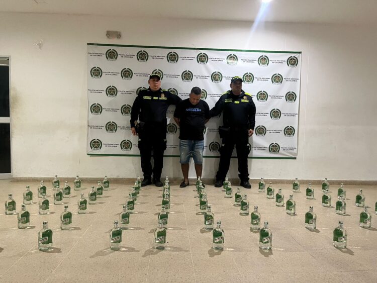 Incautan 60 botellas de licor adulterado en Sabanagrande y capturan a un hombre