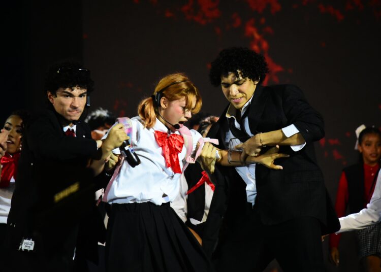 Setenta jóvenes alzaron su voz contra el bullying con un musical histórico en la Plaza de la Paz