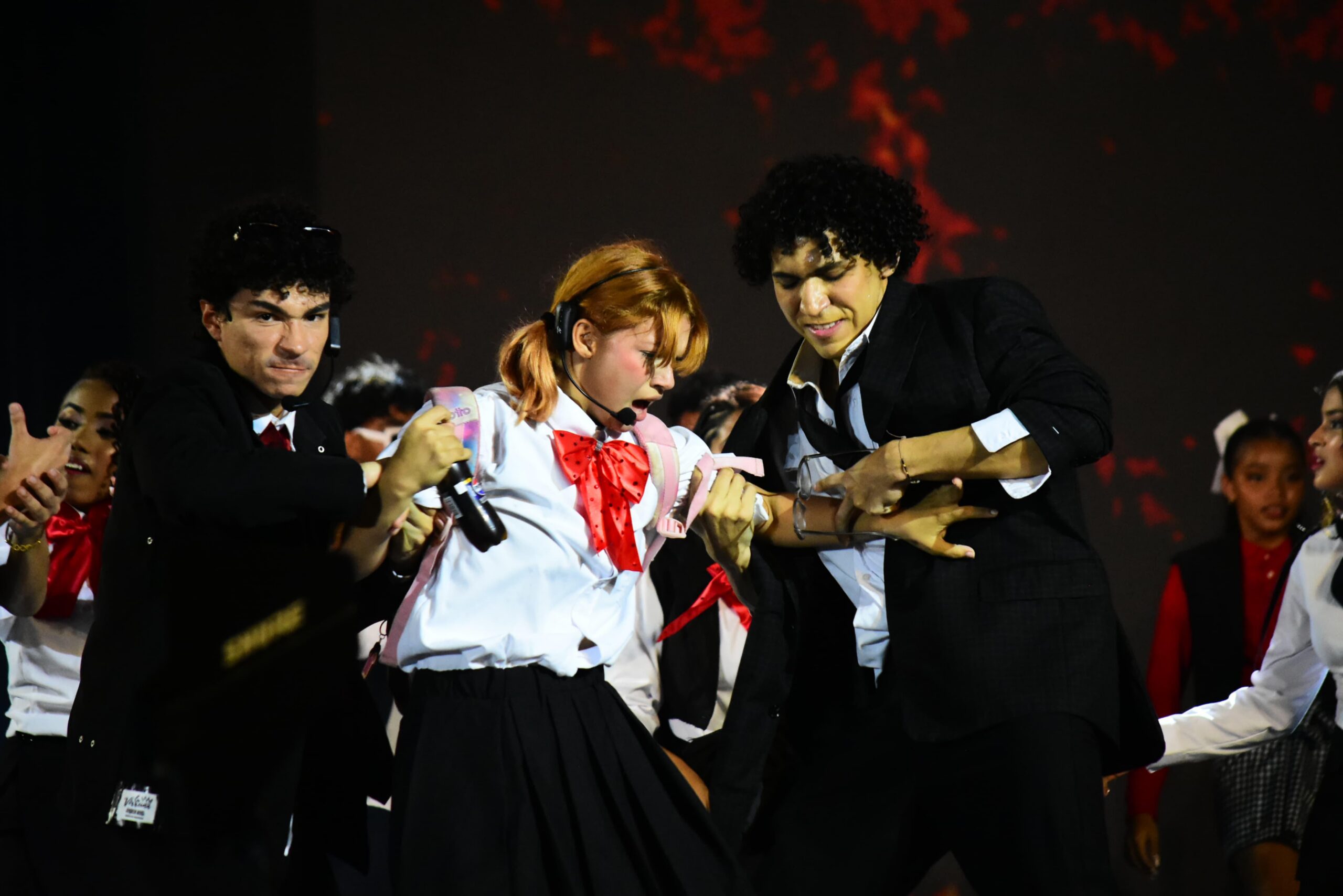 Setenta jóvenes alzaron su voz contra el bullying con un musical histórico en la Plaza de la Paz