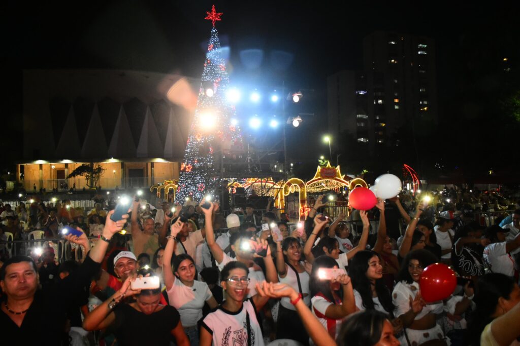 Setenta jóvenes alzaron su voz contra el bullying con un musical histórico en la Plaza de la Paz