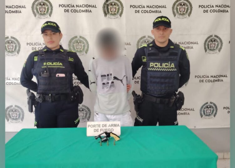 Capturan en flagrancia a hombre armado durante operativo policial en el barrio Villate