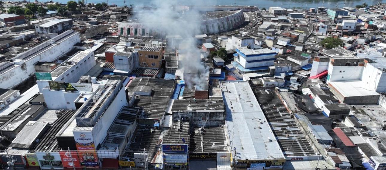 Incendio genera pánico y deja varios locales afectados en el Mercado de Bazurto, en Cartagena