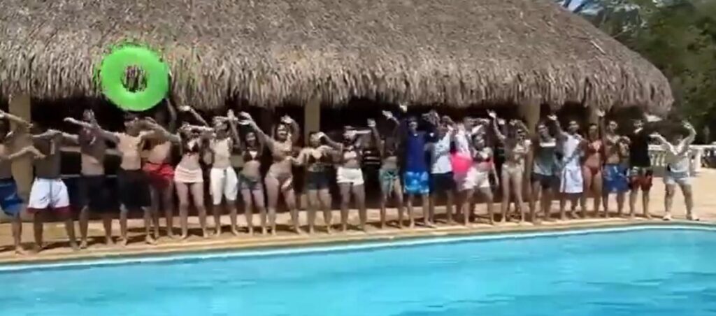 Jóvenes disfrutando en una piscina en Coveñas, Sucre