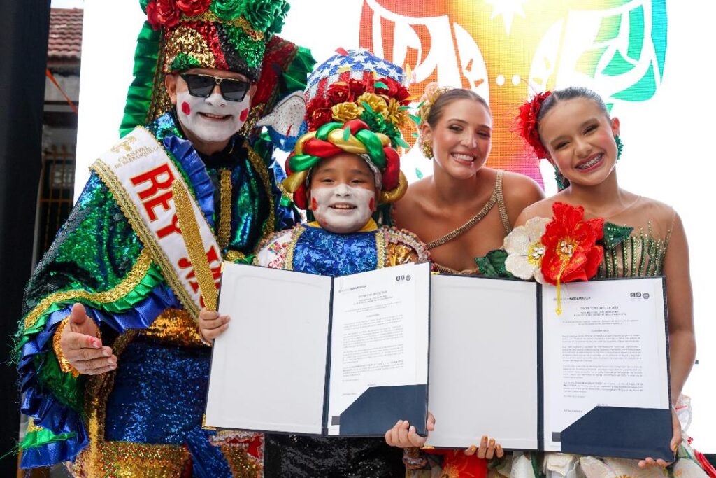 Reyes infantiles del Carnaval 2026 reciben decreto oficial e izan la bandera en la Casa del Carnaval