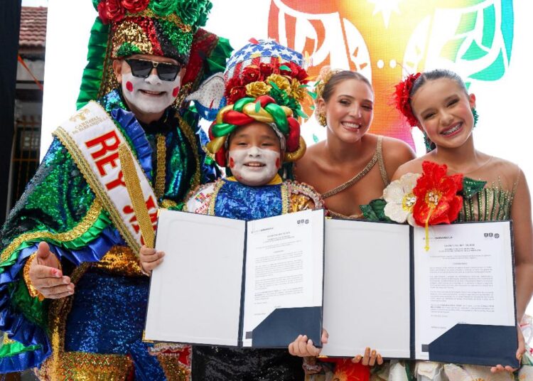 Reyes infantiles del Carnaval 2026 reciben decreto oficial e izan la bandera en la Casa del Carnaval
