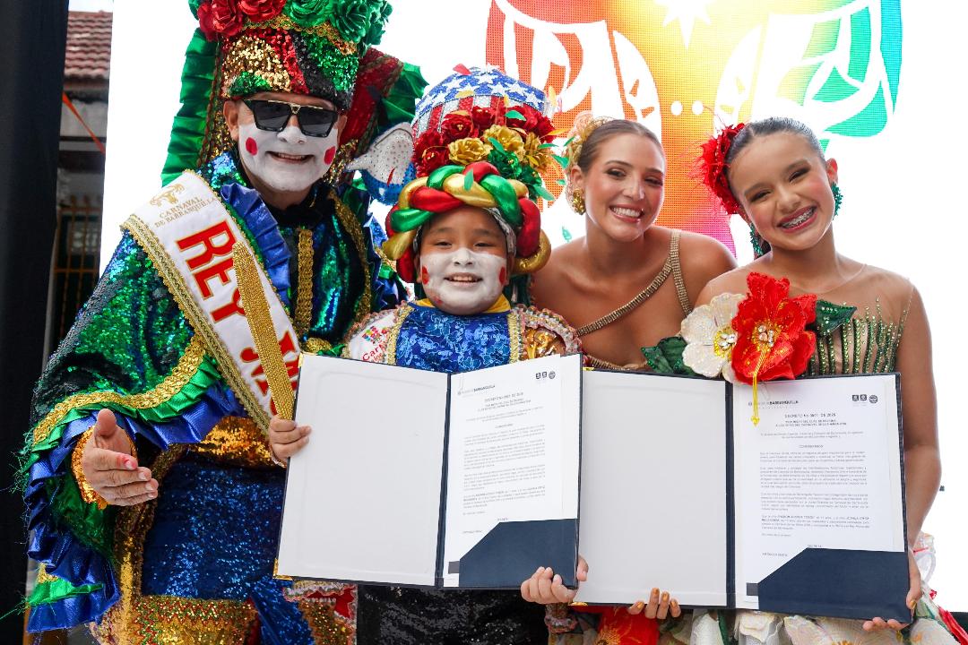 Reyes infantiles del Carnaval 2026 reciben decreto oficial e izan la bandera en la Casa del Carnaval